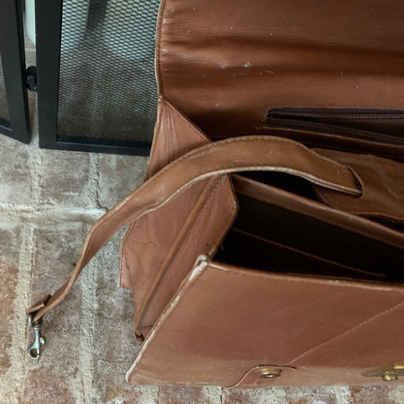 Volare Tan Leather Unisex Messenger Bag - Picture 15 of 15